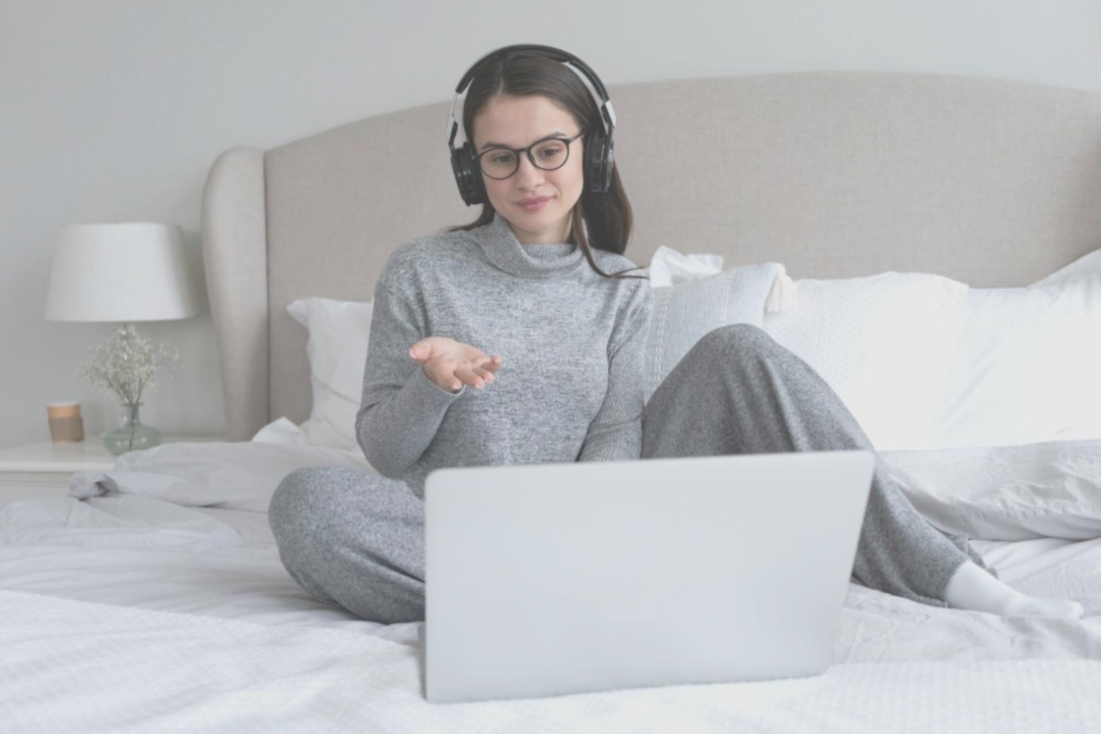 Professionnel analysant des données financières sur plusieurs écrans