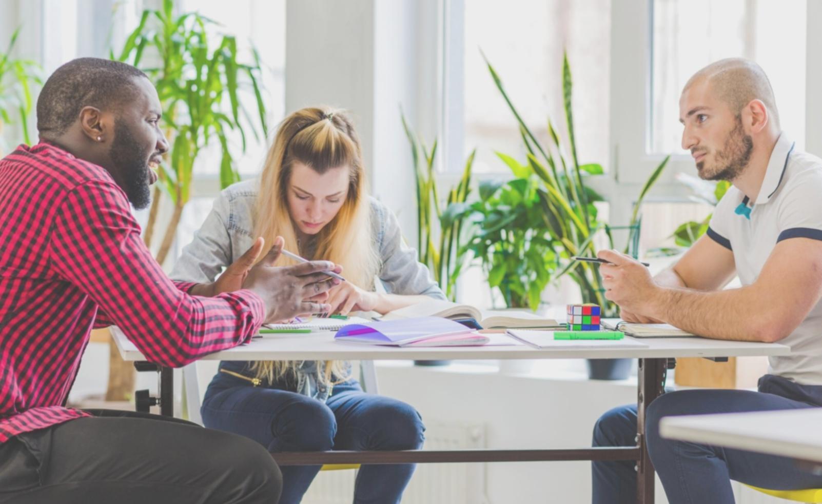 Équipe de professionnels analysant des graphiques financiers lors d'une réunion