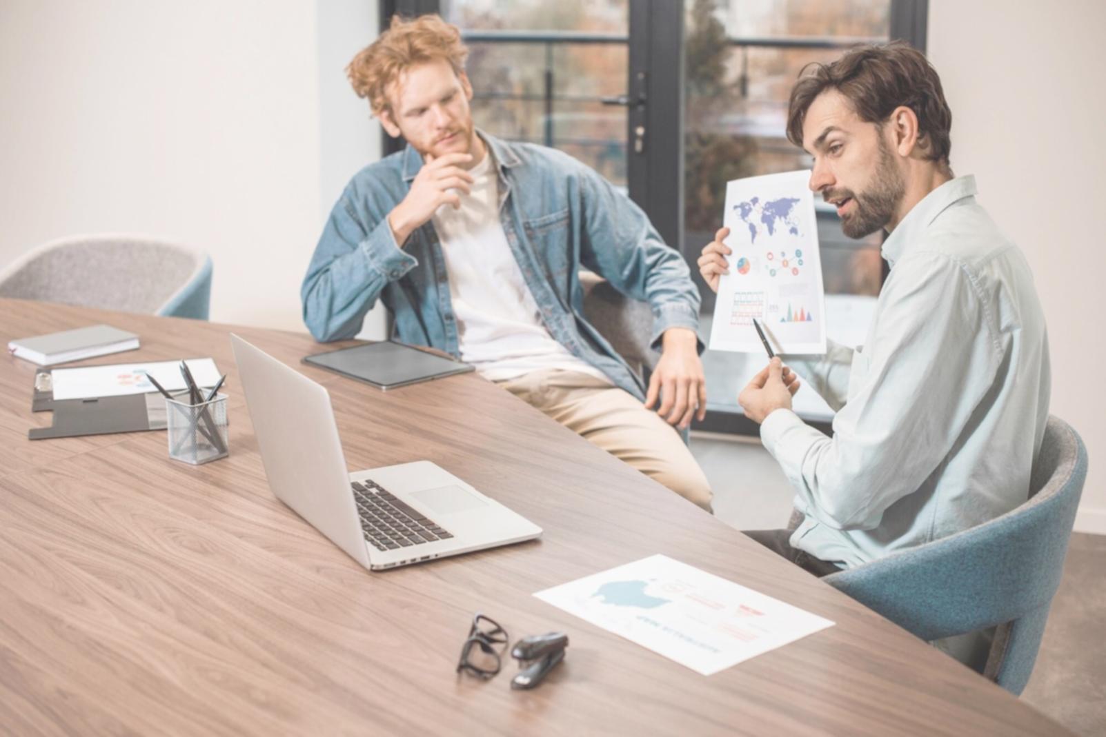 Processus d'analyse budgétaire avec tableaux de bord interactifs